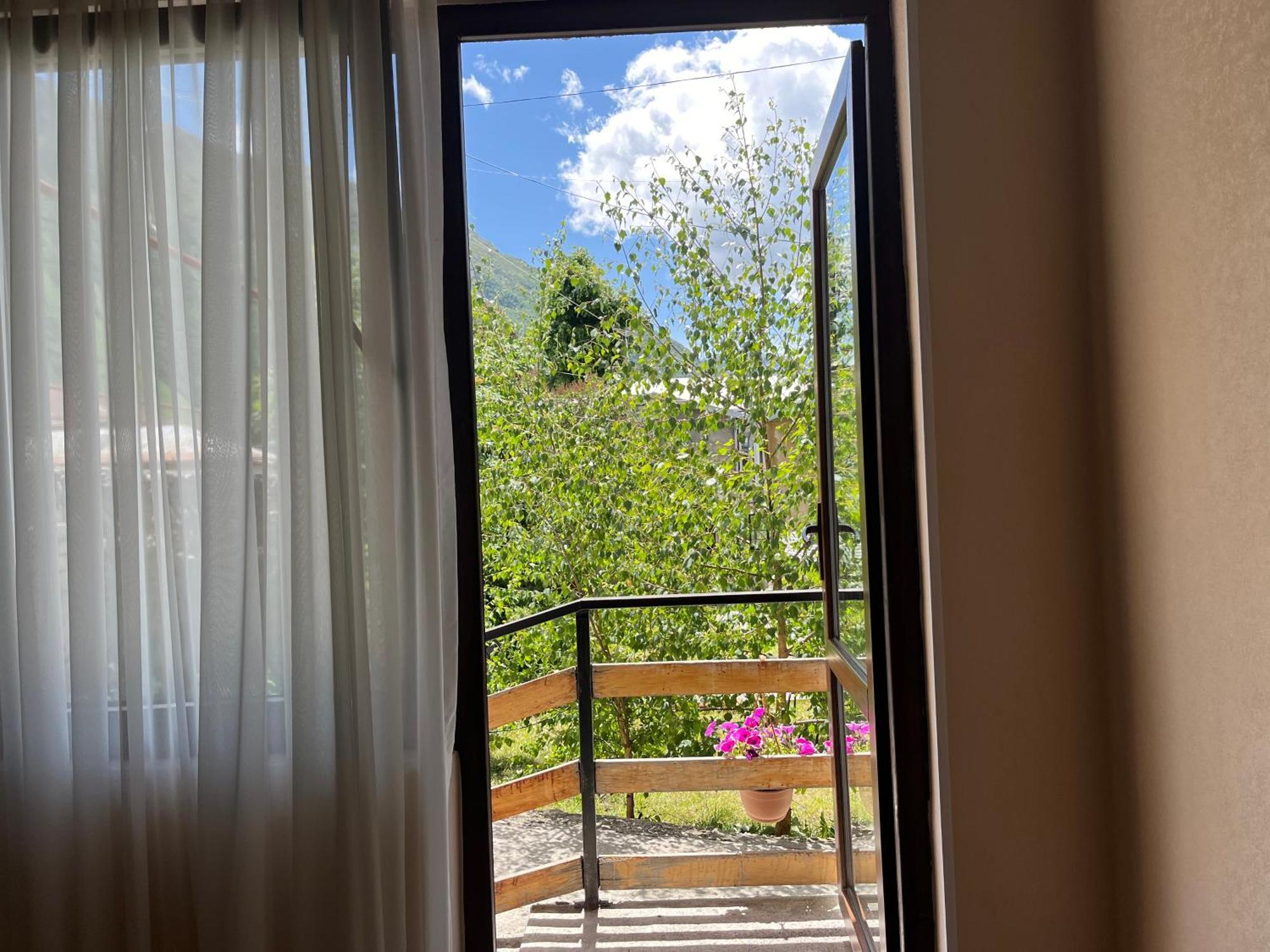 Soso Burduli'S Guesthouse คัซเบกี ภายนอก รูปภาพ