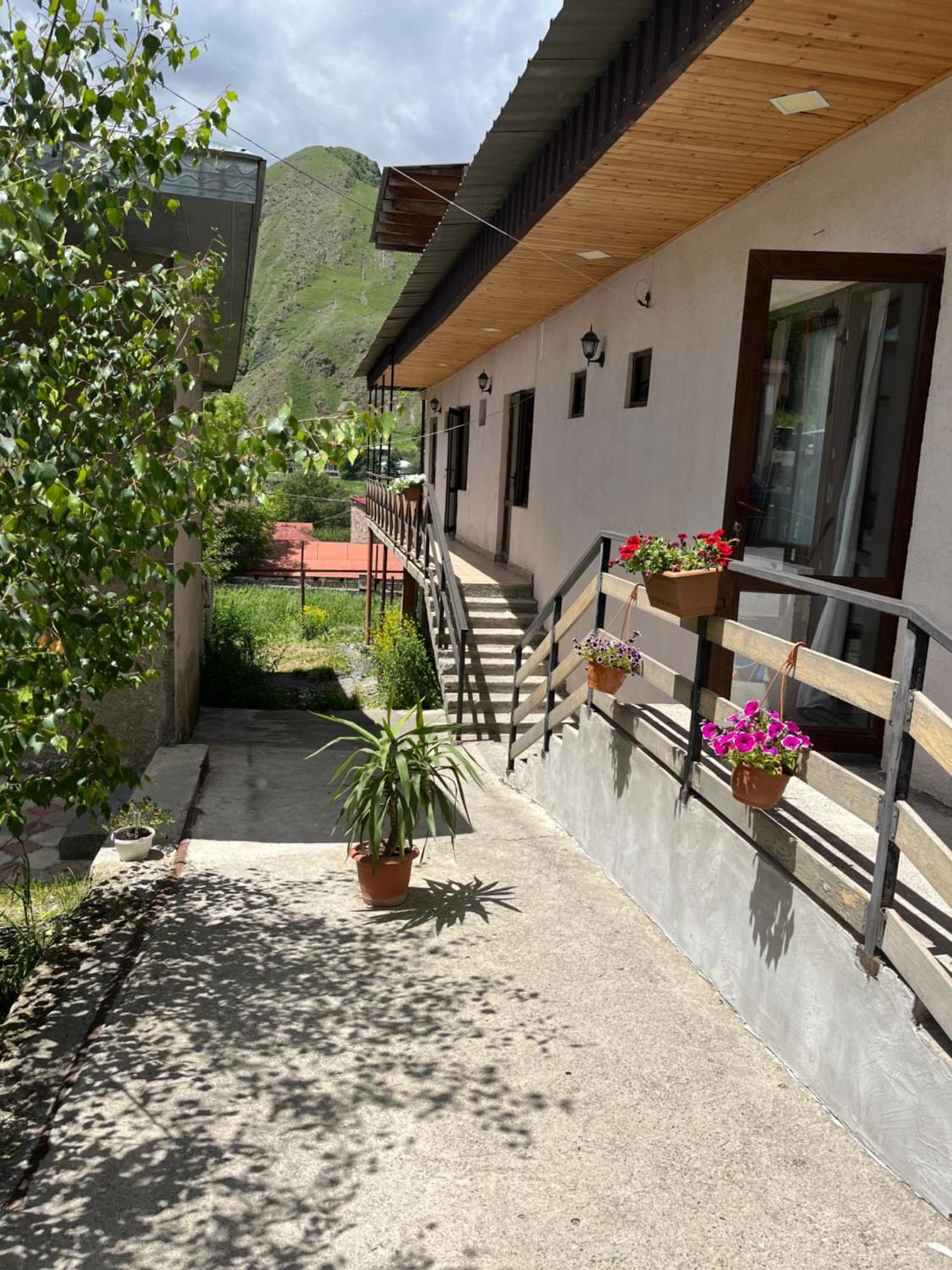 Soso Burduli'S Guesthouse คัซเบกี ภายนอก รูปภาพ